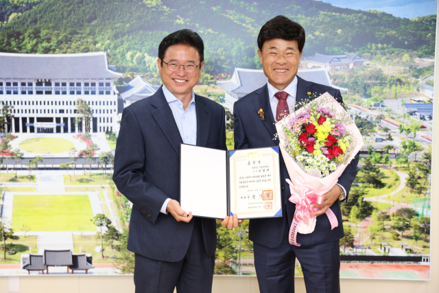 이철재 경상북도 이통장연합회장이 지방자치 및 균형발전에 이바지한 공로를 인정받아 대통령 표창을 수상했다. 경북도 제공