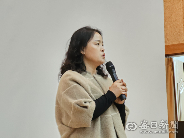태풍 힌남노 포항 아파트 지하주차장 참사 피해자인 김은숙씨가 당시 사고로 아들 김주영군을 떠나보낸 후 힘들었던 기억들에 대한 이야기를 풀어내고 있다. 신동우 기자