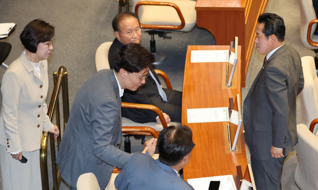 9일 국회 본회의에서 조정훈 의원이 국민의힘 의원들과 인사하고 있다. 이날 국민의힘은 조정훈 의원이 이끄는 시대전환과의 흡수 합당 절차를 완료했다. 연합뉴스