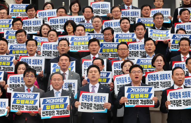 국민의힘 김기현 대표와 윤재옥 원내대표를 비롯한 의원들이 9일 국회 본청 앞 계단에서 열린 