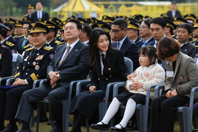 윤석열 대통령의 부인 김건희 여사가 9일 서울 용산어린이정원 잔디마당에서 열린 제61주년 소방의 날 기념식에서 순직 소방관 유족과 대화를 나누고 있다. 연합뉴스