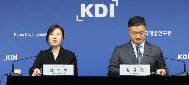 천소라 한국개발연구원(KDI) 경제전망실 전망총괄이 9일 오전 세종시 정부세종청사에서 2023년 하반기 KDI 경제전망을 발표하고 있다. 오른쪽은 정규철 경제전망실장. 연합뉴스