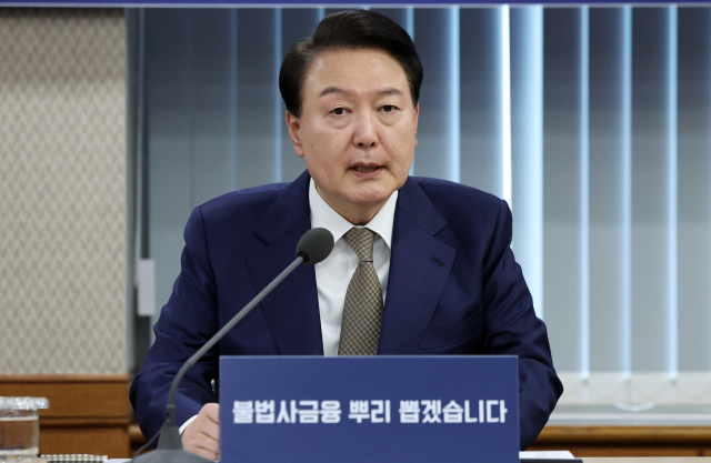 윤석열 대통령이 9일 서울 여의도 금융감독원에서 열린 불법사금융 민생현장 간담회에 참석하고 있다. 연합뉴스