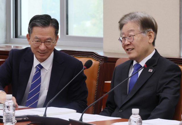 더불어민주당 이재명 대표가 9일 국회에서 열린 국방위원회 전체회의에 참석하고 있다. 왼쪽은 정성호 의원. 연합뉴스