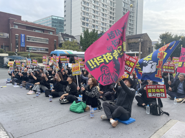 숙박업 자영업자들이 9일 오후 2시 대구시청 동인청사 앞에서 집회를 열고 불법공유숙박 업체들에 대한 강한 단속을 촉구하며 대구 도심을 행진했다. 한소연 기자