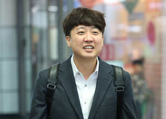 이준석 전 국민의힘 대표가 9일 동대구역에서 취재진의 질문에 답하고 있다. 연합뉴스