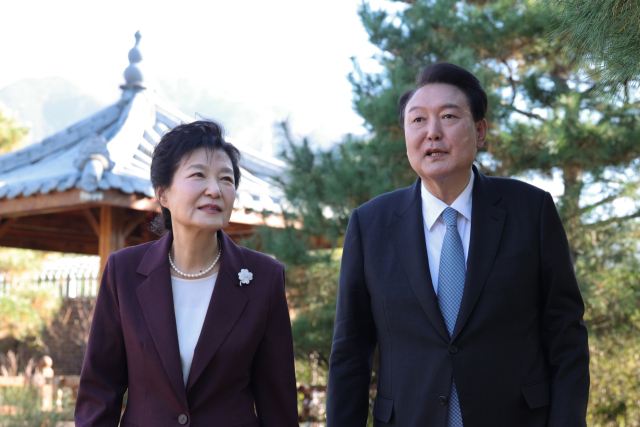 윤석열 대통령이 7일 대구 달성군 박근혜 전 대통령의 사저를 방문, 박 전 대통령과 산책하며 이야기를 나누고 있다. 연합뉴스