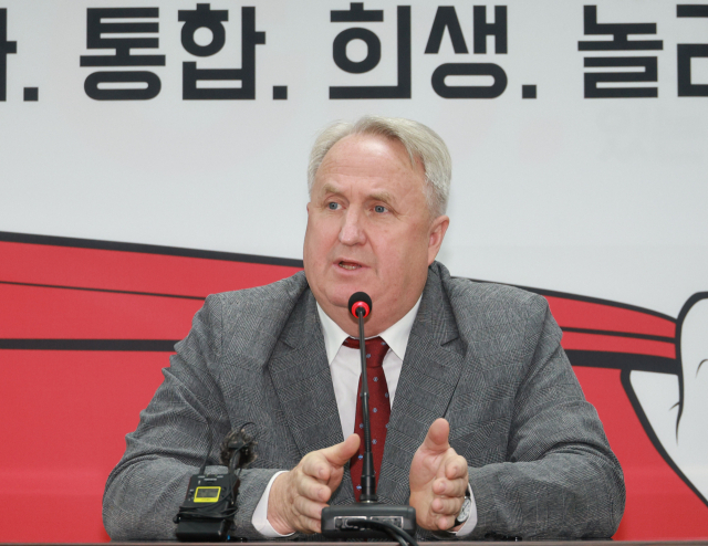 국민의힘 인요한 혁신위원장이 지난 9일 여의도 당사에서 열린 제5차 전체회의에서 발언하고 있다. 연합뉴스