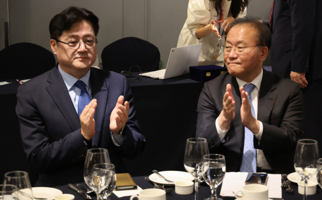 윤재옥 국민의힘 원내대표와 홍익표 더불어민주당 원내대표가 9일 서울 영등포구 켄싱턴호텔에서 열린 제55주년 대한민국헌정회 창립기념식에 참석해 있다. 연합뉴스