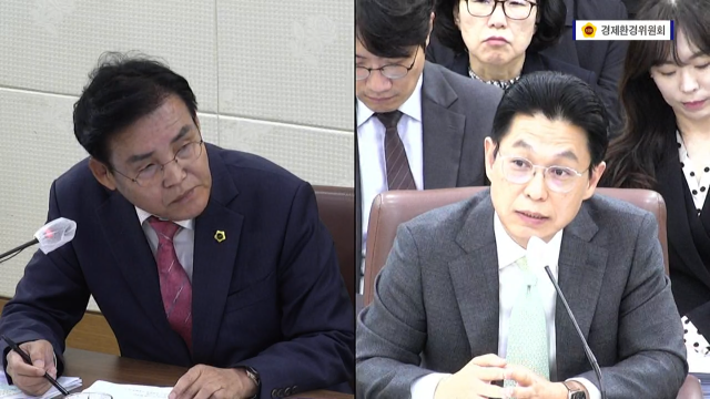 윤권근 시의원(왼쪽)이 9일 열린 대구시의회 경제환경위원회 행정사무감사에서 안중곤 대구시 경제국장(오른쪽)에게 질의하고 있다. 대구시의회