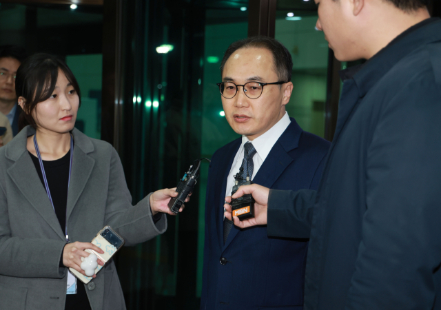 이원석 검찰총장이 9일 오후 서울 서초구 대검찰청에서 퇴근하며 더불어민주당이 손준성 대구고검 차장검사, 이정섭 수원지검 2차장검사 등 검사 2명에 대한 탄핵소추안 발의 입장을 밝히고 있다. 연합뉴스