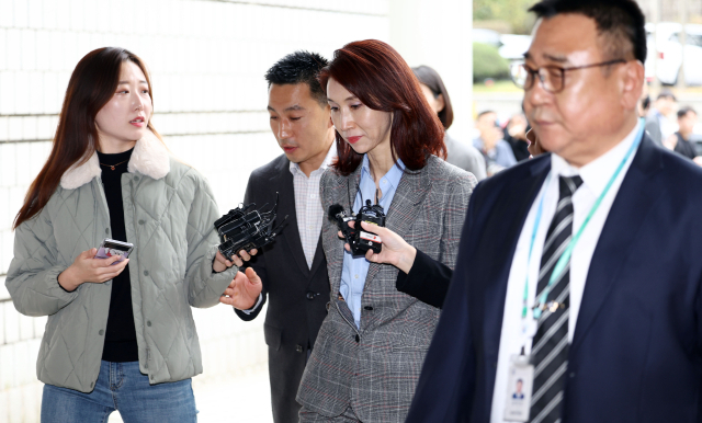 노소영 아트센터 나비 관장이 9일 오후 서초구 서울고등법원에서 열린 SK 최태원 회장과의 이혼 소송 항소심 첫 변론준비기일에 출석하기 위해 법정으로 향하고 있다. 연합뉴스