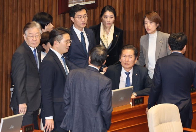 9일 국회 본회의에서 더불어민주당 이재명 대표와 의원들이 대화하고 있다. 노란봉투법과 방송3법은 이날 야당 단독으로 통과됐다. 연합뉴스