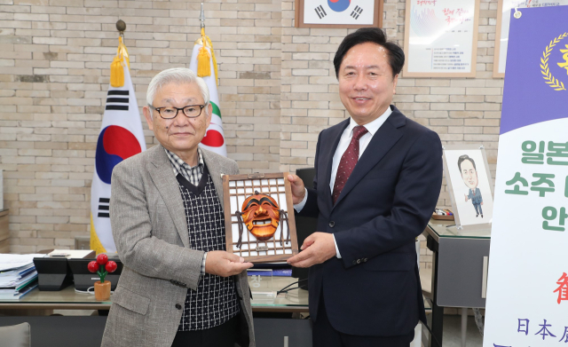일본 가고시만현 소주 마이스터 일행이 대한민국 증류주의 본고장 안동을 찾아 양 도시 소주와 관광 등 다양한 분야 교류 확대에 나서기로 했다. 안동시 제공