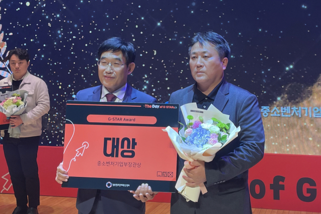 지스타 어워즈 대상을 수상한 이랑텍 이재복(오른쪽) 대표
