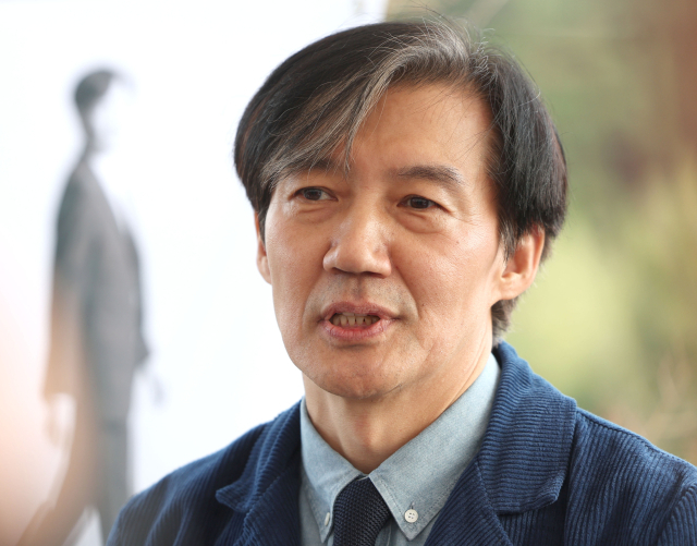 조국 전 법무부 장관이 9일 오후 경남 양산시 하북면 평산마을 평산책방에서 열린 