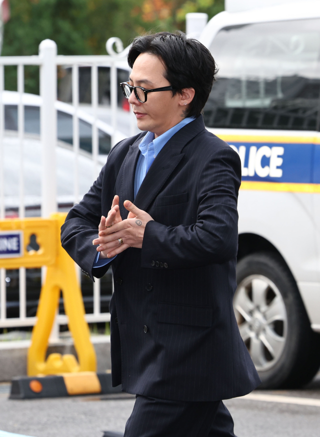 마약 투약 혐의를 받는 가수 지드래곤(권지용)이 6일 오후 피의자 신분으로 소환 조사받기 위해 인천경찰청 마약범죄수사계 사무실이 있는 인천 논현경찰서로 출석하고 있다. 연합뉴스