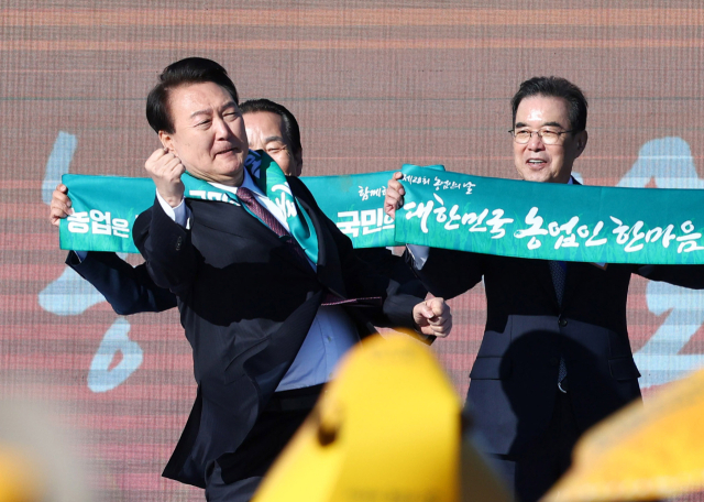 윤석열 대통령이 10일 오후 경기 수원 팔달구 서호 잔디광장에서 열린 제28회 농업인의 날 기념식에서 어퍼컷 세리머니를 하고 있다. 연합뉴스