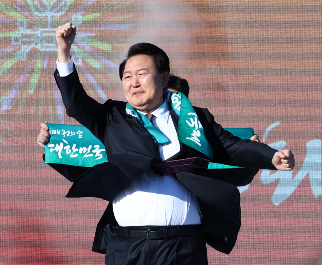 윤석열 대통령이 10일 오후 경기 수원 팔달구 서호 잔디광장에서 열린 제28회 농업인의 날 기념식에서 어퍼컷 세리머니를 하고 있다. 연합뉴스
