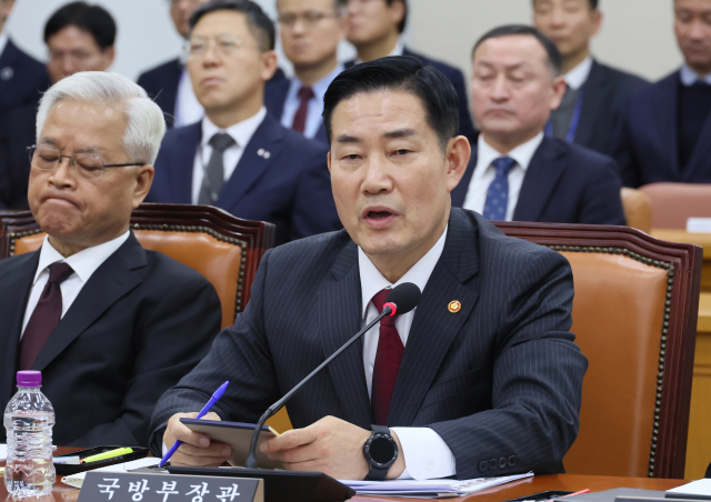 신원식 국방부 장관이 9일 국회 국방위원회 전체회의에서 의원 질의에 답변하고 있다. 연합뉴스