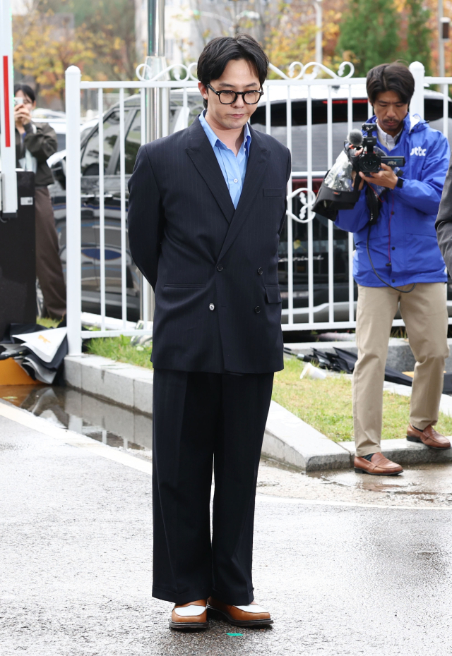 마약 투약 혐의를 받는 가수 지드래곤(권지용)이 지난 6일 오후 피의자 신분으로 소환 조사받기 위해 인천경찰청 마약범죄수사계 사무실이 있는 인천 논현경찰서로 출석하고 있다. 연합뉴스
