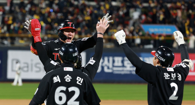 10일 경기도 수원케이티위즈파크에서 열린 2023 KBO 한국시리즈 3차전 LG 트윈스와 kt wiz의 경기. 9회초 2사 1,2루 LG 오지환이 KT 김재윤 상대로 역전 스리런 홈런을 치고 그라운드를 돌고 있다. 연합뉴스