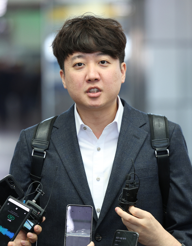 이준석 전 국민의힘 대표가 지난 9일 동대구역에서 취재진의 질문에 답하고 있다. 연합뉴스
