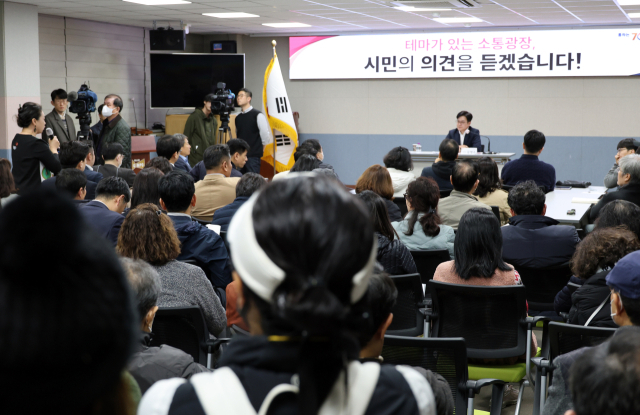 7일 오후 경기도 김포시 장기본동 행정복지센터서 열린 서울시 편입 관련 주민간담회에서 주민들이 김병수 김포시장에게 질문을 하고 있다. 연합뉴스