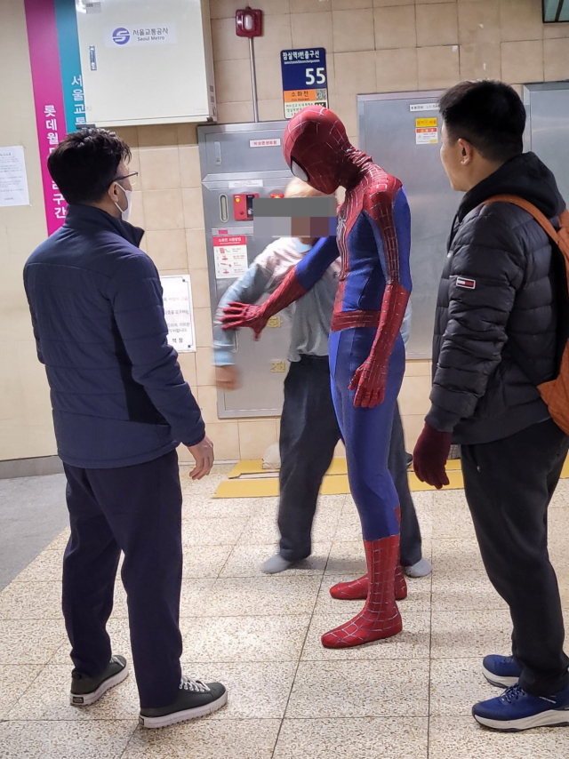 잠실역에 나타난 스파이더맨 시민. 엑스(구 트위터)