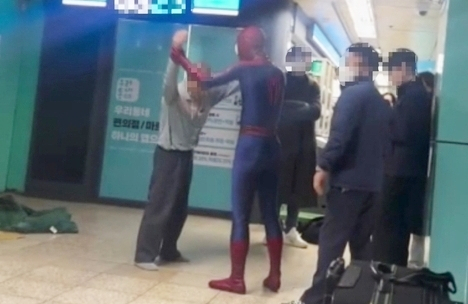 잠실역에 나타난 스파이더맨 시민. 연합뉴스