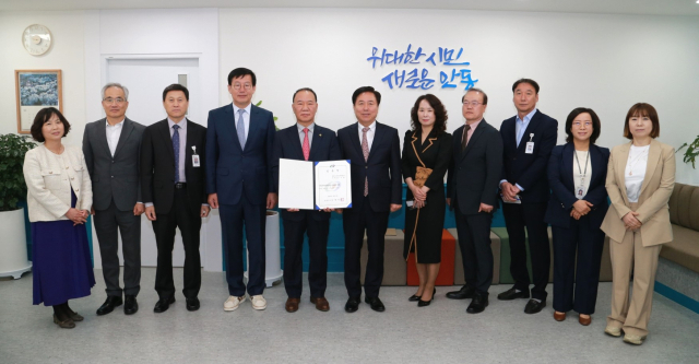 안동시시설관리공단 김기완 이사장이 취임 7개월만에 사의를 표명했다. 함께 취임한 박이섭 본부장도 동반 사의를 표명하면서 안동시의 결정에 관심이 쏠리고 있다. 사진은 김기완 이사장 임용장 수여식 모습. 매일신문 D/B