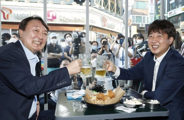 한때는 이랬다. 대선 시즌 초반부였던 2021년 7월 25일 이준석 당시 국민의힘 신임 대표(2021년 6월 11일 당선)와 윤석열 전 검찰총장(2021년 3월 4일 사퇴 및 6월 29일 대선 출마 선언 직후이자 8월 2일 국민의힘 입당 직전)이 서울 광진구 화양동 바른치킨 건대역점에서 후라이드치킨에 맥주를 곁들인
