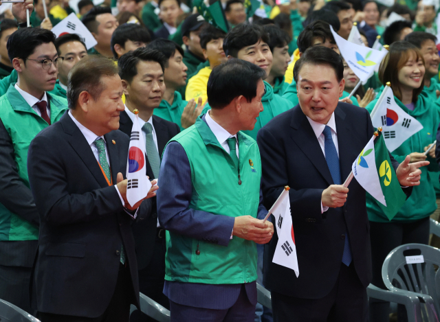 윤석열 대통령이 12일 경기 고양시 킨텍스에서 열린 2023 전국새마을지도자대회에서 새마을노래를 제창한 뒤 곽대훈 새마을운동중앙회장과 대화하고 있다. 연합뉴스