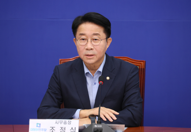 더불어민주당 조정식 사무총장이 12일 국회에서 기자간담회를 하고 있다. 연합뉴스