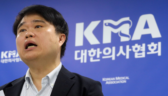 한국 의사의 소득이 전체 노동자들의 평균 임금보다 최대 7배 가까이 많은 것으로 조사됐다. 경제협력개발기구(OECD) 회원국 중 의사와 전체 노동자 간 격차는 가장 큰 수준이다. 임현택 소아청소년과의사회 회장이 17일 오전 서울 용산구 의협회관에서 기자회견을 열고 
