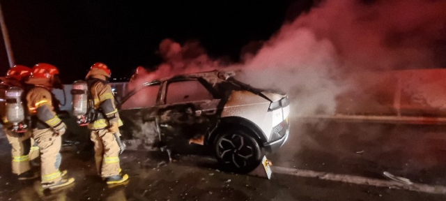 13일 오전 1시 57분쯤 경북 안동시 길안면 일원의 상주영덕고속도로에서 차량 화재 사고가 발생해 전소된 모습. 경북소방본부 제공