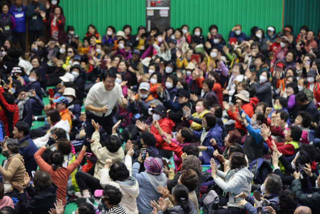 장제원 의원이 지난 11일 열린 여원산악회 행사에 참석했다. 장 의원에 따르면 이날 4천200여명이 모였다. 장제원 페이스북