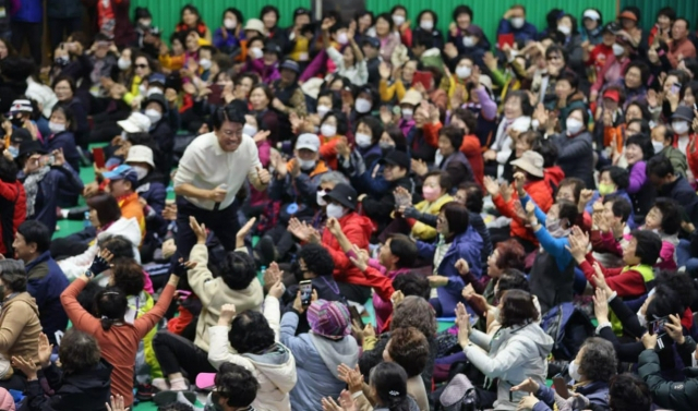 장제원 국민의힘 의원은 지난 11일 회원 약 4천200명이 모인 여원산악회 창립 15주년 기념회에 참석했다. 장제원 페이스북 갈무리