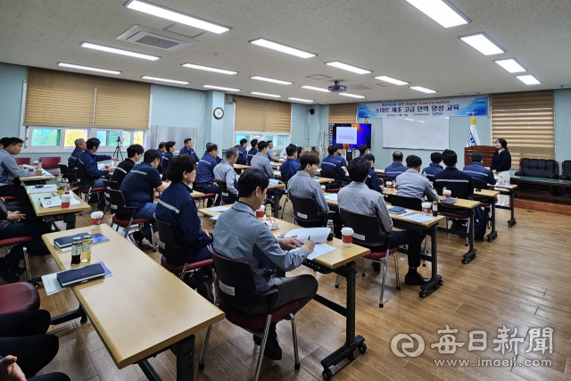포항 철강업체인 스톨베르그＆삼일㈜ 임직원들이 포항테크노파크 경북SW진흥본부에서 진행한 스마트제조 관련 강연을 듣고 있다. 포항TP 제공