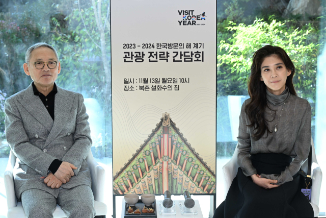 유인촌 문화체육관광부 장관과 이부진 한국방문의해위원장이 13일 오전 서울 종로구 북촌 설화수의 집에서 열린 