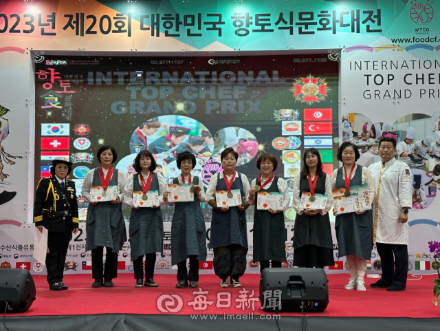 경산시 우리음식연구회가 제20회 대한민국 향토식문화대전 전시 요리 경연 단체 부문에서 대상인 중소벤처기업부 장관상을 수상했다. 사진은 수상 후 회원들이 기념촬영을 했다. 경산시 제공