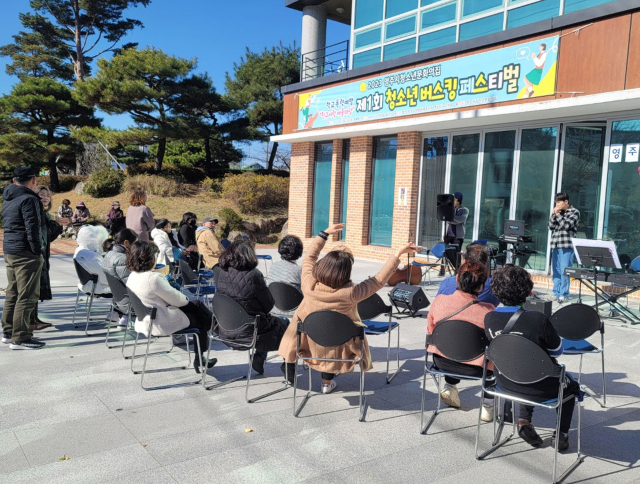 학교밖청소년이 버스킹 공연을 펼치고 있다. 영주시 제공