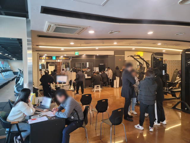 13일 오후 1시쯤 찾은 대구 달서구의 한 헬스장에는 갑작스러운 운영 중단에 환불 접수를 하러 온 이용객들로 북적였다. 박성현 기자