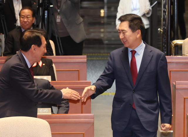 국민의힘 김기현 대표가 지난달 30일 국회에서 열린 의원총회에 참석하며 김석기 의원과 악수하고 있다. 연합뉴스