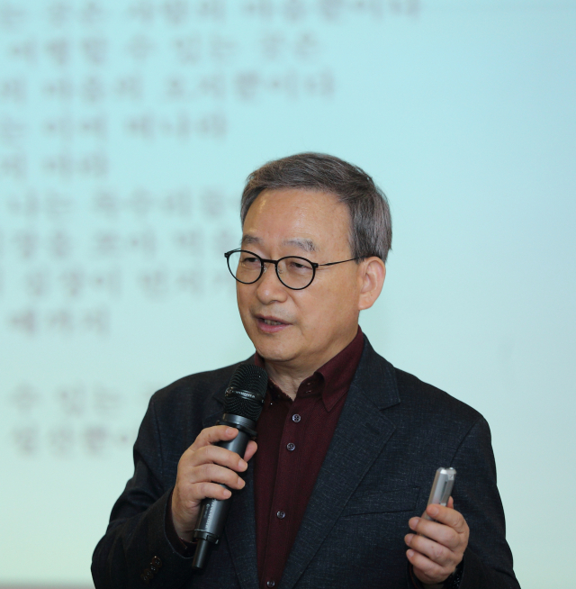 13일 오후 7시 매일신문 11층 대회의실에서 열린 매일 탑 리더스 아카데미에서 정호승 시인은 