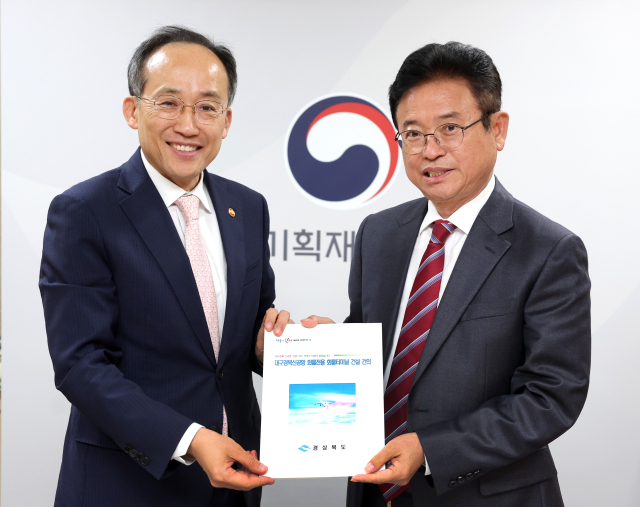 경북도는 이철우 경북도지사가 지난 13일 서울 정부청사에서 추 부총리를 만나 지역 활성화를 위한 각종 규제개선을 요청했다고 14일 밝혔다. 경북도 제공