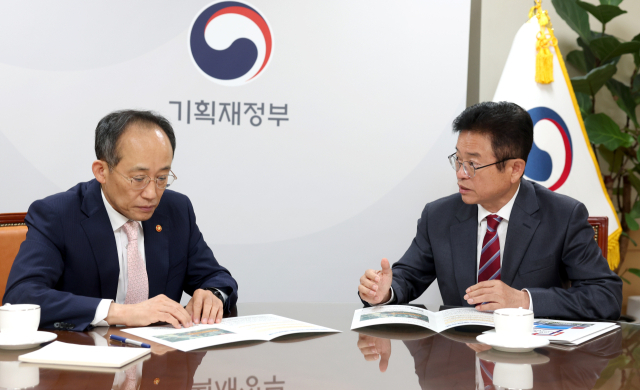 경북도는 이철우 경북도지사가 지난 13일 서울 정부청사에서 추 부총리를 만나 지역 활성화를 위한 각종 규제개선을 요청했다고 14일 밝혔다. 경북도 제공