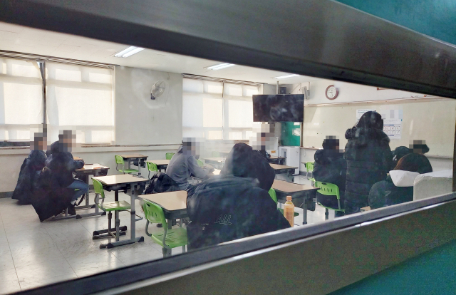 서울 중구의 한 토익(TOEIC) 시험장 고사실에서 응시생들이 시험을 준비하고 있다. 연합뉴스