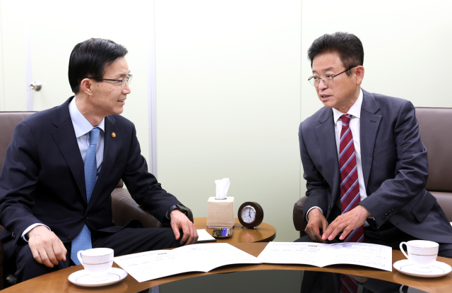 이철우 경북도지사가 지난해 11월 13일 방문규 산업통상자원부 장관을 만나 영양군과 봉화군에 대한 양수발전소 유치를 건의했다. 경북도 제공
