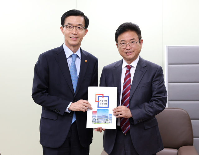 이철우 경북도지사가 13일 방문규 산업통상자원부 장관을 만나 영양군과 봉화군에 대한 양수발전소 유치를 건의했다. 경북도 제공